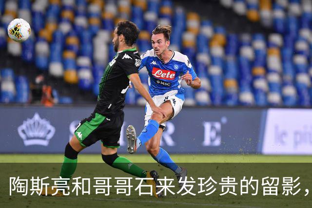 陶斯亮和哥哥石来发珍贵的留影，一母所生，但他们命运却天壤之别